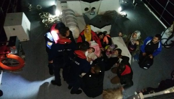 Motor arızası yapan botlardaki düzensiz göçmenler kurtarıldı