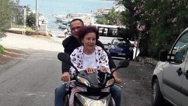Ünlü oyuncu Fatma Girik motosikletle Bodrum sokaklarında tur attı