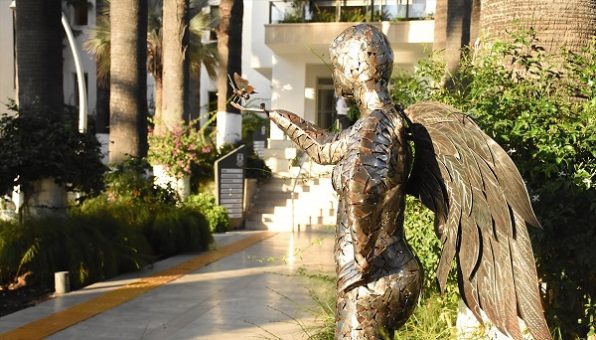Kanser nedeniyle hayatını kaybeden Neslican Tay'ın heykeli yapıldı