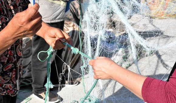 Bodrum'da kadınlar da balık ağı tamir ediyor