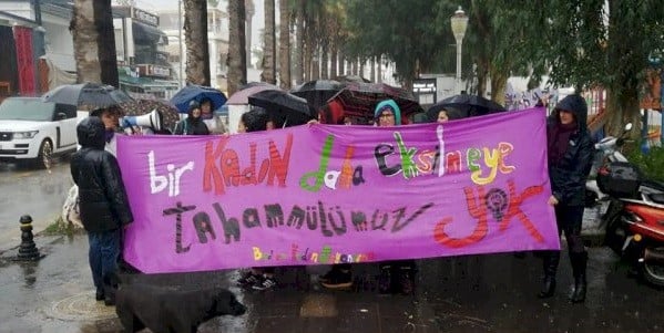 Bodrum’da kadınlar, kadına yönelik şiddeti yağmur altında protesto etti. 