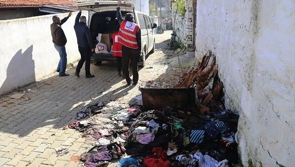 Türk Kızılayından evi yanan aileye yardım