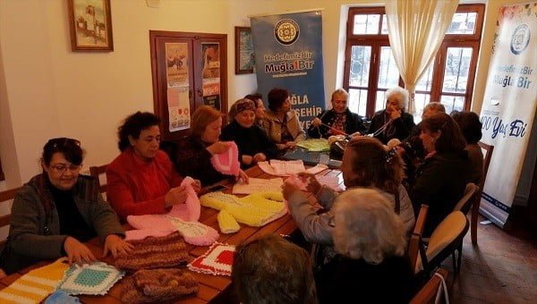 100 Yaş Evi sakinleri ihtiyaç sahipleri için kazak, atkı ve bere ördü