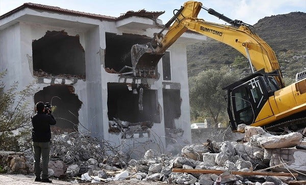 İmara aykırı iki villa yıkıldı
