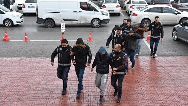 Düzensiz göçmenlerin yurt dışına çıkışını organize eden 4 kişi tutuklandı