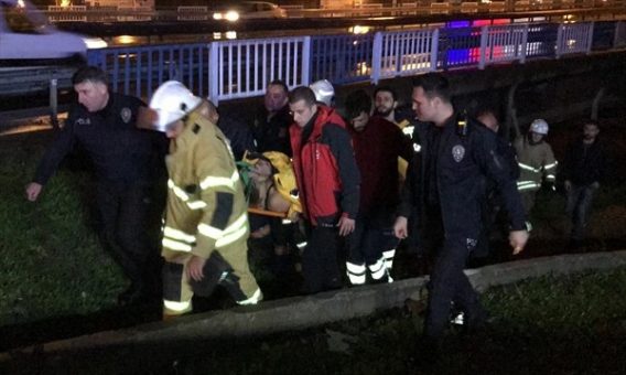 İzmir'de dereye düşen kadın itfaiye ekiplerince kurtarıldı