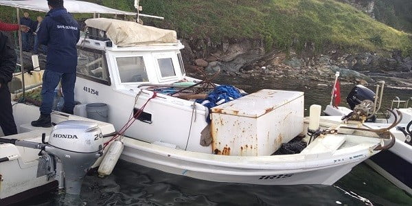 Fırtınada teknesi kıyıya vuran balıkçı kayboldu