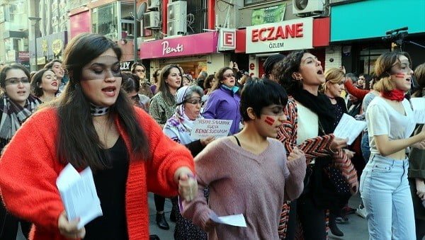 Şilili kadınların danslı protestosuna İzmir'den destek