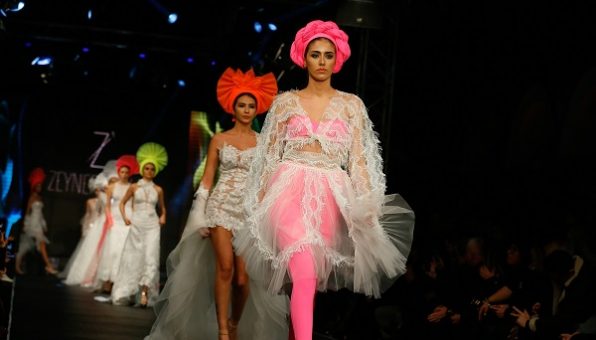 İzmir Fashion Week ikinci gününde ünlü markaları moda severlerle buluşturdu