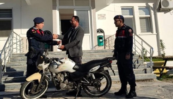 Jandarmanın bulduğu çalıntı motosiklet sahibine teslim edildi