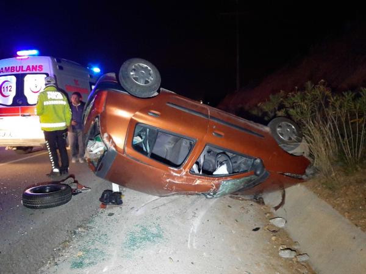 Fethiye'de otomobil köpeğe çarptı: 6 yaralı